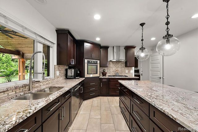 2118 Coach Way Court, Bloomfield Hills, MI 48302