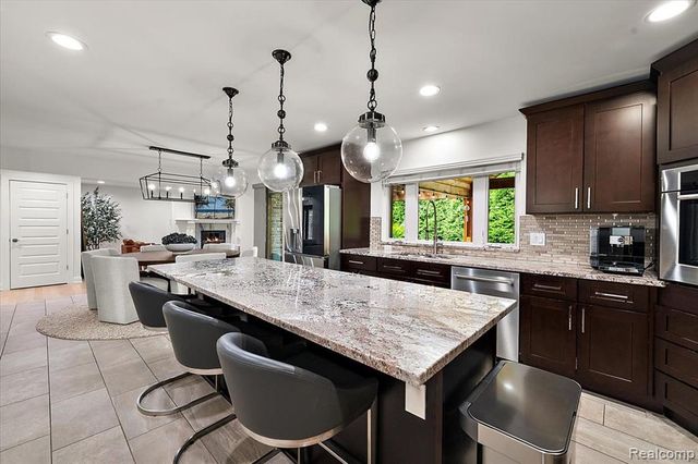 2118 Coach Way Court, Bloomfield Hills, MI 48302