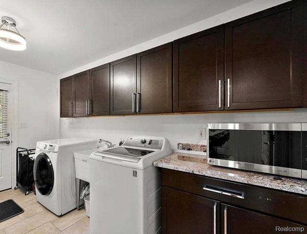 2118 Coach Way Court, Bloomfield Hills, MI 48302
