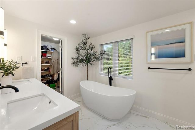 2118 Coach Way Court, Bloomfield Hills, MI 48302