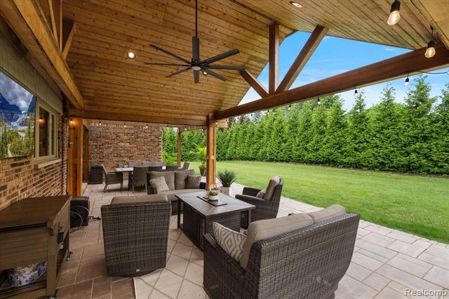 2118 Coach Way Court, Bloomfield Hills, MI 48302