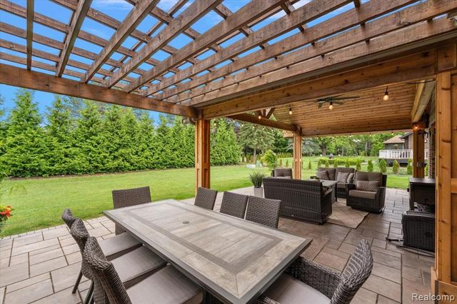 2118 Coach Way Court, Bloomfield Hills, MI 48302