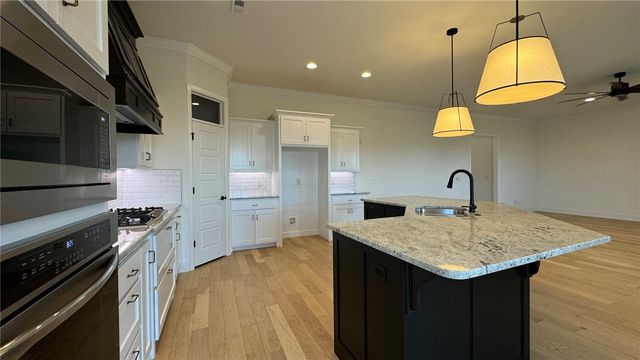 5806 W Red Maple Drive, Rogers, AR 72758