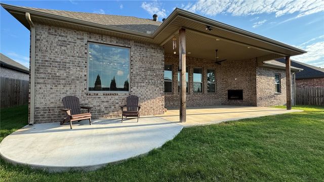 5806 W Red Maple Drive, Rogers, AR 72758