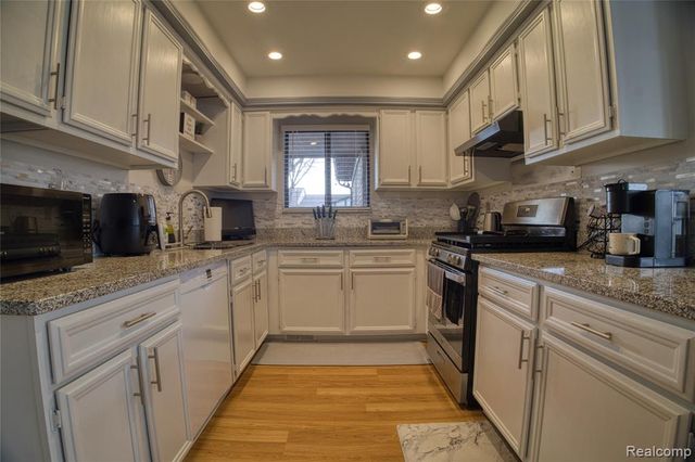 13513 Angela Drive, Warren, MI 48088