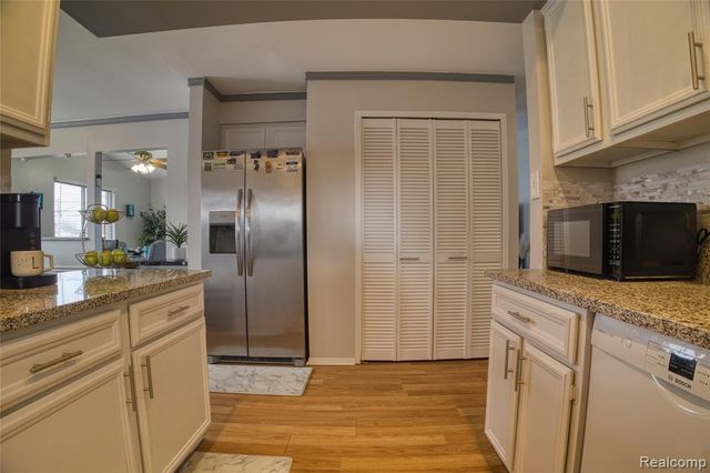 13513 Angela Drive, Warren, MI 48088