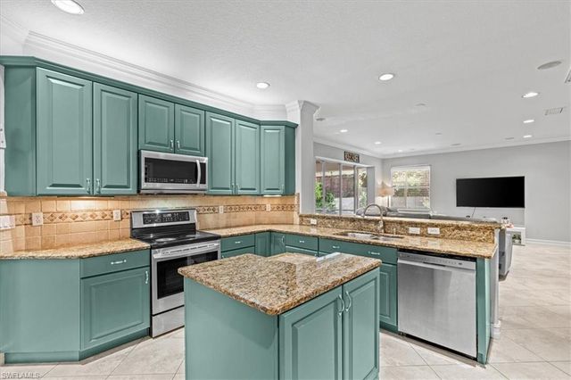 3905 Recreation LN, Naples, FL 34116