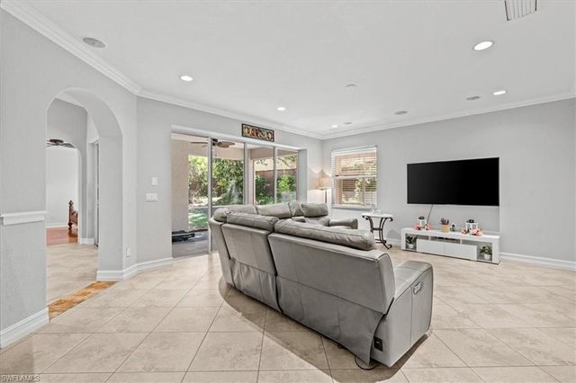 3905 Recreation LN, Naples, FL 34116