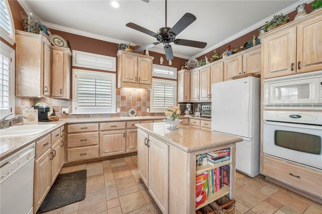 902 Grand Oaks Circle, College Station, TX 77840