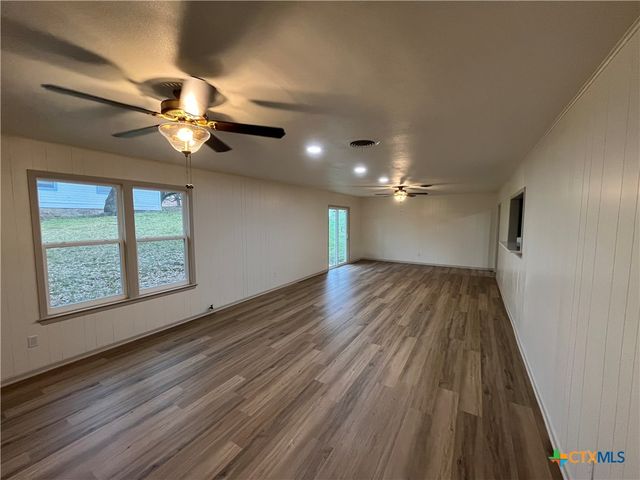 502 W Avenue A, Lampasas, TX 76550