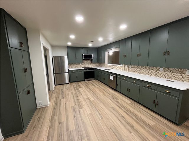 502 W Avenue A, Lampasas, TX 76550