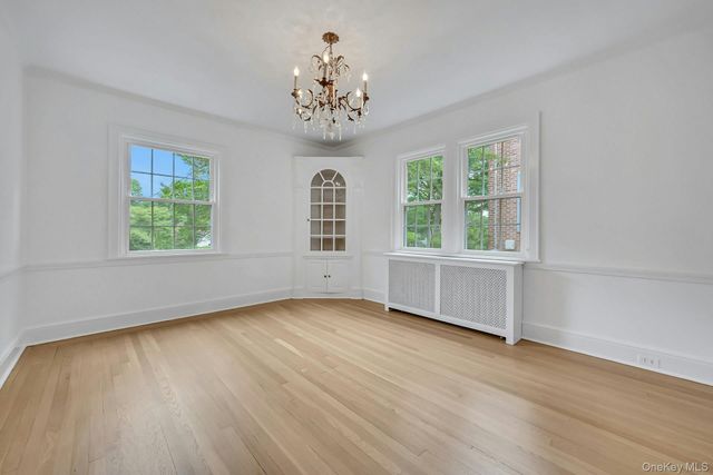 83 Parkway W, Mount Vernon, NY 10552
