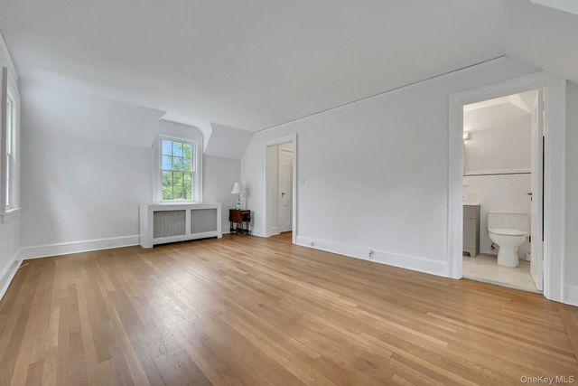 83 Parkway W, Mount Vernon, NY 10552