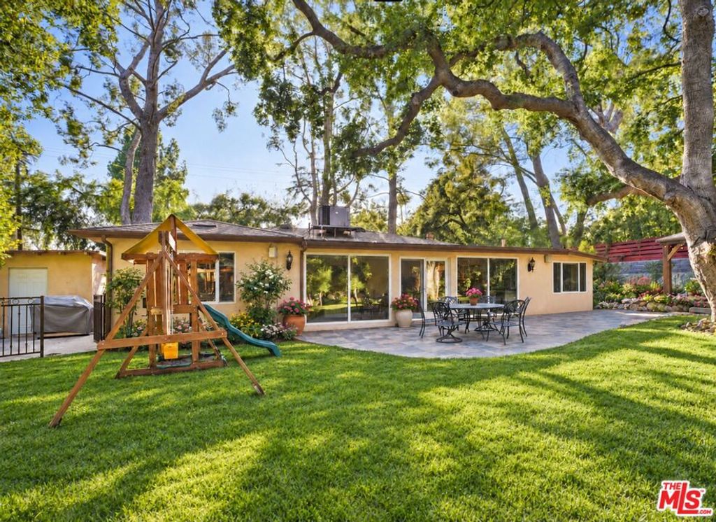 2452 N Altadena Drive, Altadena, CA 91001