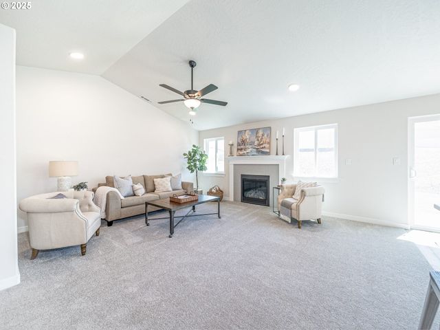 5193 Holly St, Springfield, OR 97478