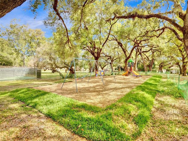 1520 Whitehall Dr 101, Davie, FL 33324