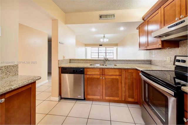 1520 Whitehall Dr 101, Davie, FL 33324