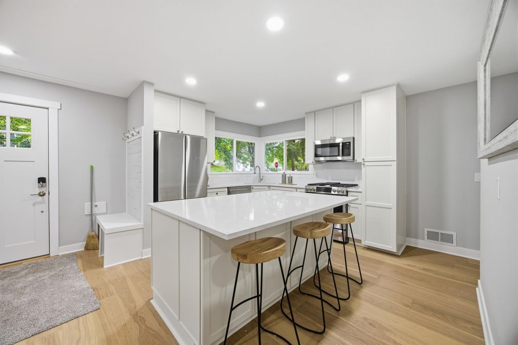 2931 Chowen Avenue N, Robbinsdale, MN 55422