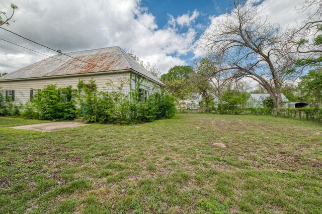 701 NE 1st ST, Smithville, TX 78957