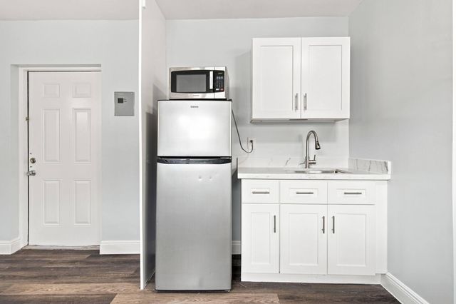 1964 NE 172nd Street Efficiency, North Miami Beach, FL 33162