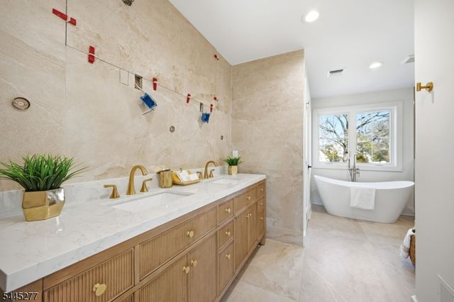 25 Claremont Ave, Livingston Twp., NJ 07039