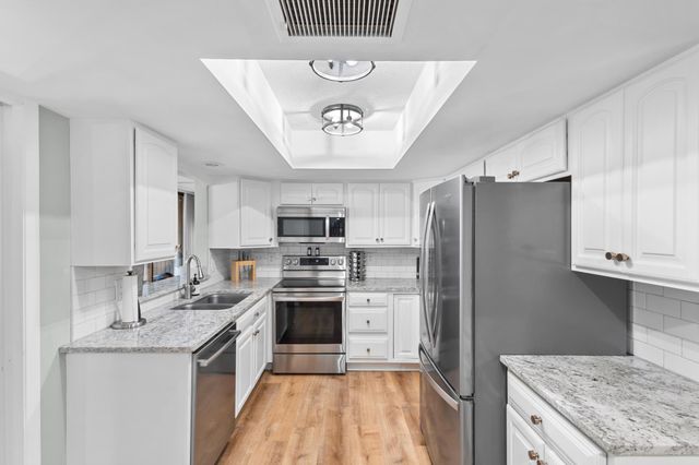 6075 Lincoln Drive 110, Edina, MN 55436