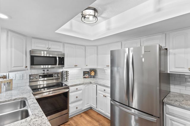 6075 Lincoln Drive 110, Edina, MN 55436