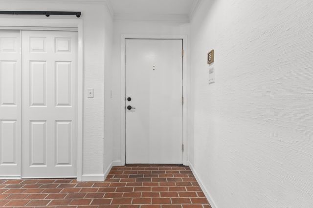 6075 Lincoln Drive 110, Edina, MN 55436