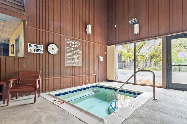 6075 Lincoln Drive 110, Edina, MN 55436