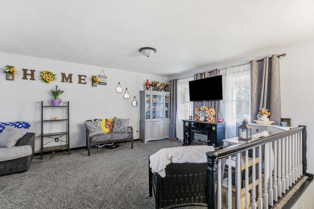 Image 11 of property listing at 908 27th Avenue Court, East Moline, IL 61244
