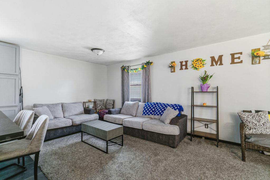 Image 12 of property listing at 908 27th Avenue Court, East Moline, IL 61244