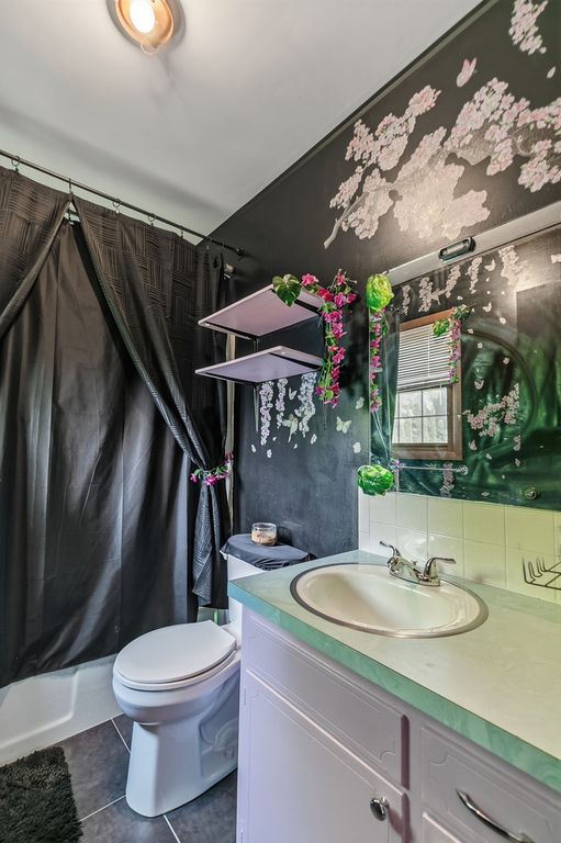 Image 20 of property listing at 908 27th Avenue Court, East Moline, IL 61244