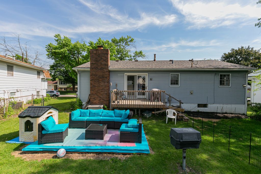 Image 3 of property listing at 908 27th Avenue Court, East Moline, IL 61244