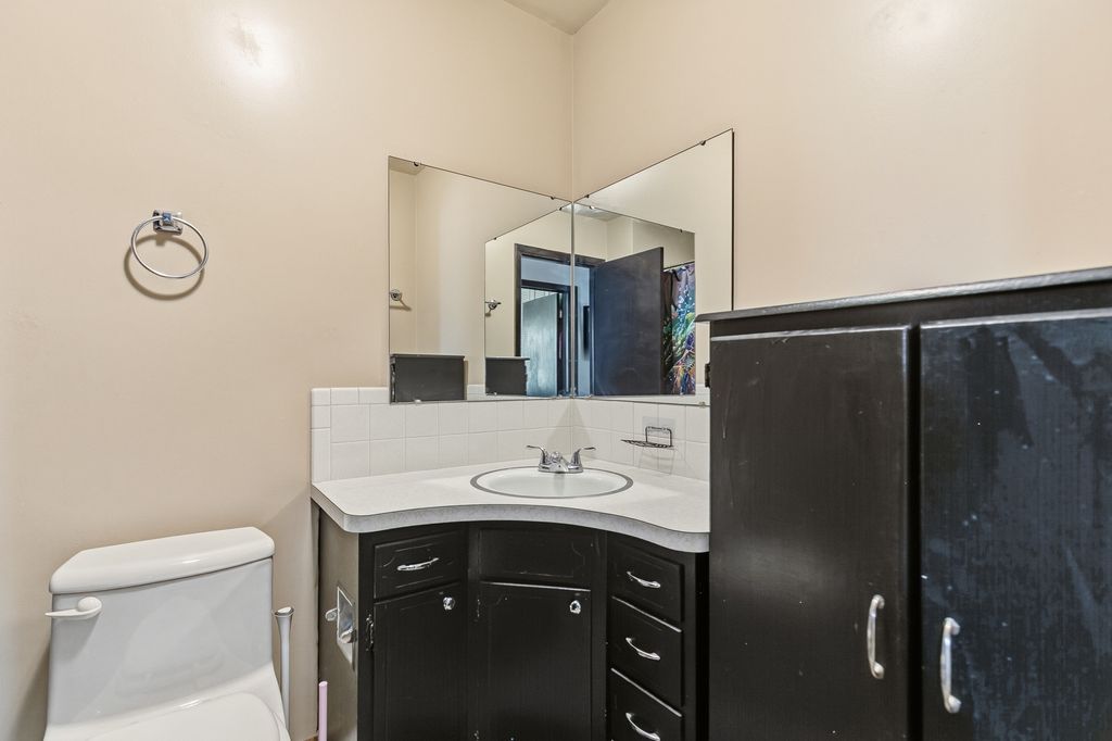 Image 22 of property listing at 908 27th Avenue Court, East Moline, IL 61244