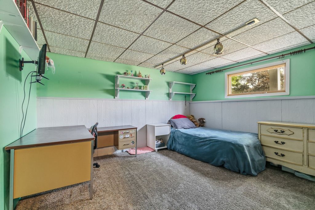 Image 23 of property listing at 908 27th Avenue Court, East Moline, IL 61244