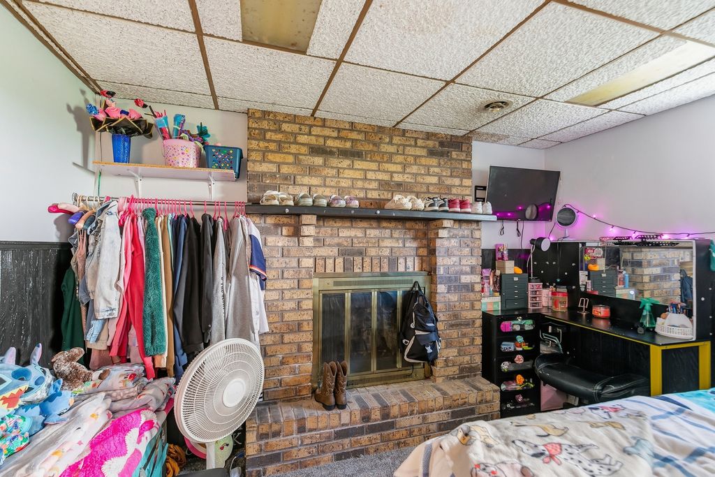Image 25 of property listing at 908 27th Avenue Court, East Moline, IL 61244