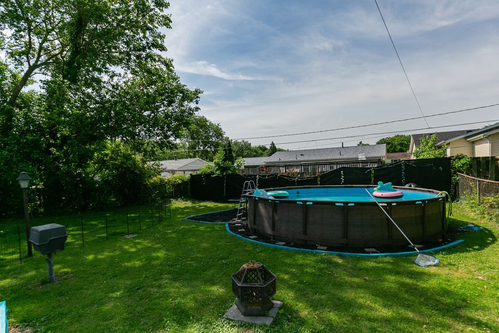 Image 4 of property listing at 908 27th Avenue Court, East Moline, IL 61244