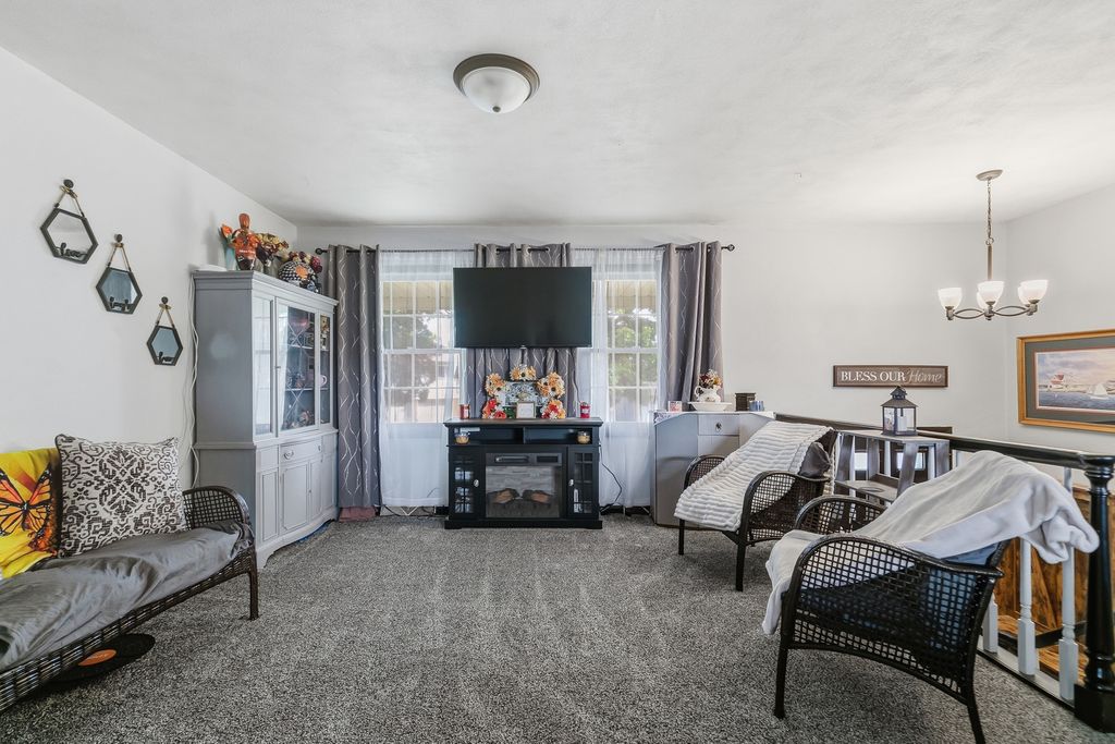 Image 10 of property listing at 908 27th Avenue Court, East Moline, IL 61244