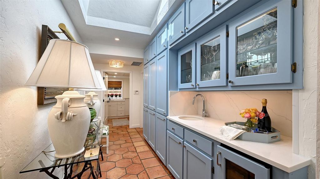 Image 15 of property listing at 1514 S LAKE SHORE DRIVE, Sarasota, FL 34231