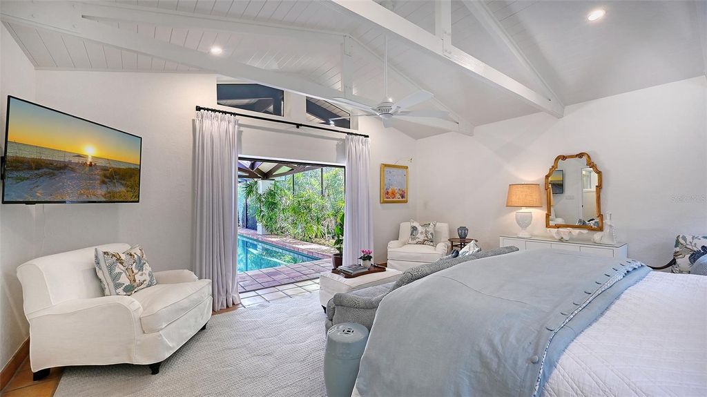 Image 16 of property listing at 1514 S LAKE SHORE DRIVE, Sarasota, FL 34231