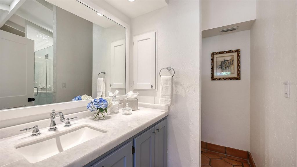 Image 18 of property listing at 1514 S LAKE SHORE DRIVE, Sarasota, FL 34231