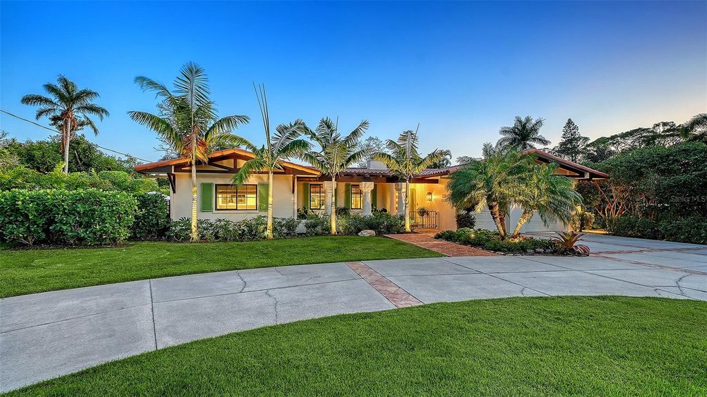 Image 3 of property listing at 1514 S LAKE SHORE DRIVE, Sarasota, FL 34231