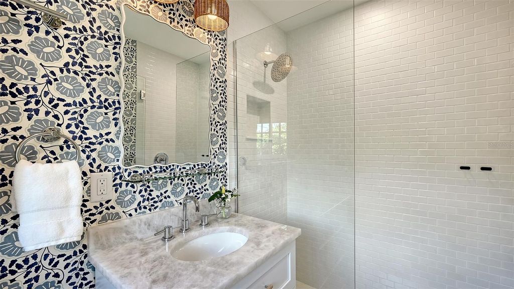 Image 25 of property listing at 1514 S LAKE SHORE DRIVE, Sarasota, FL 34231