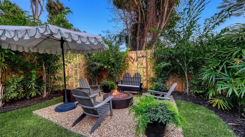 Image 40 of property listing at 1514 S LAKE SHORE DRIVE, Sarasota, FL 34231