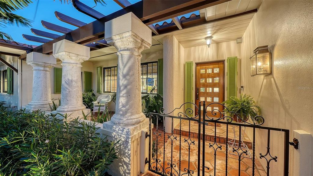 Image 5 of property listing at 1514 S LAKE SHORE DRIVE, Sarasota, FL 34231