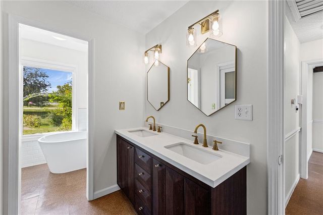 905 S Lincoln Avenue, Raymore, MO 64083