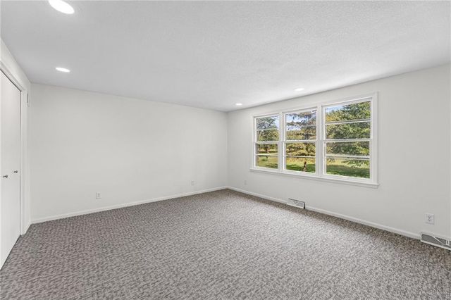 905 S Lincoln Avenue, Raymore, MO 64083