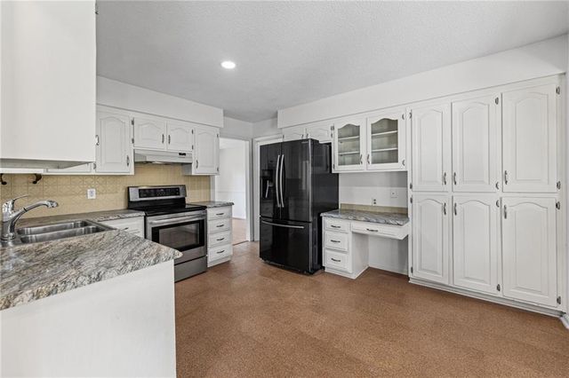 905 S Lincoln Avenue, Raymore, MO 64083