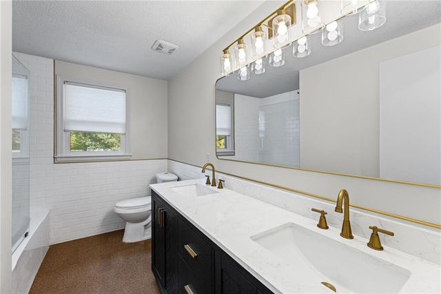 905 S Lincoln Avenue, Raymore, MO 64083