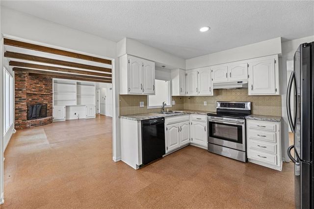 905 S Lincoln Avenue, Raymore, MO 64083